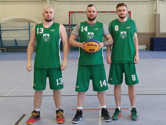 Drużyna koszykarzy AZS PANS - trzech zawodników w strojach AZS PANS Przemyśl